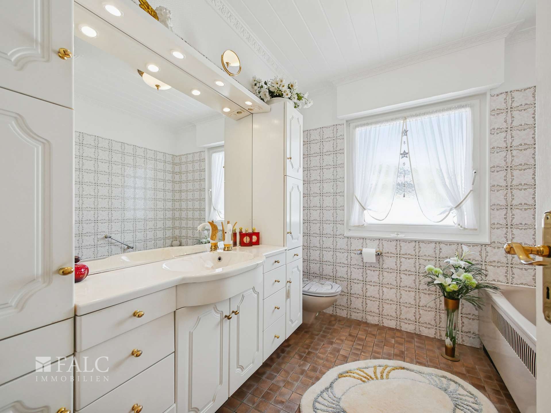Bad mit Wanne + Dusche aktuell